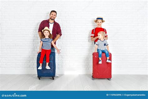 Voyage Et Tourisme De Concept La Famille Heureuse Avec Des Valises S