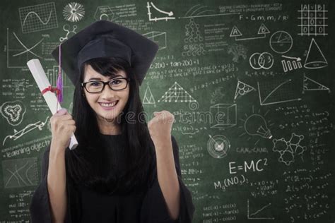 Soltero Que Celebra Su Graduación Foto de archivo Imagen de excitado