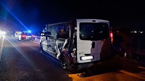 Incidente Sulla Statale Impatto Tra Due Auto E Un Furgoncino Tre