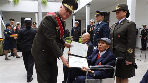 CCFFAA condecora a excombatientes de la campaña militar de 1941