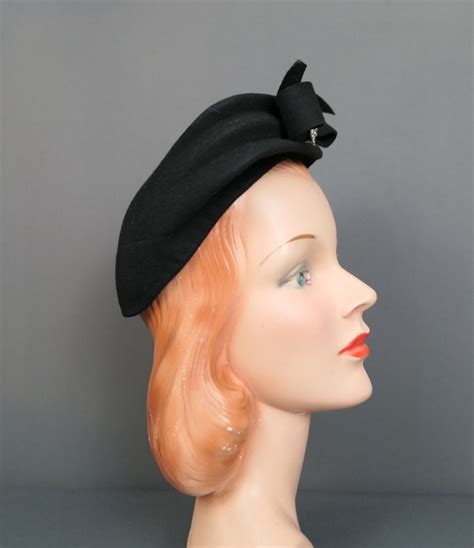 Vintage 1940s Black Felt Tilt Hat With Brooch 21 Inc Gem