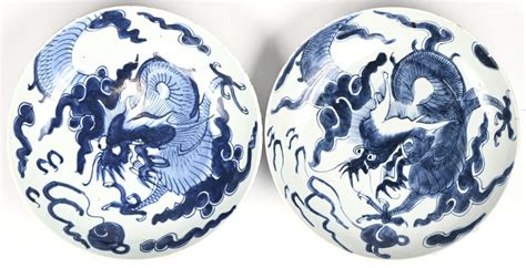 Een Set Van 2 Blauw Witte Chinese Borden Met Drakendecor Het Ene Bord