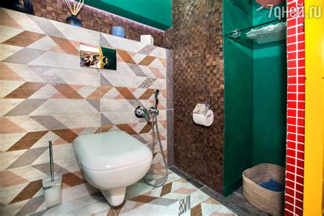Полка над инсталляцией в туалете из плитки - 82 фото