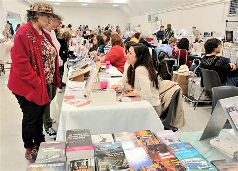 Roullet Saint Est Phe Visiteurs Au Salon Du Livre Et Des