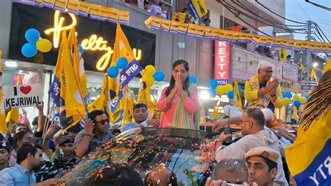 VIJAY UPADHYAY Arvind Kejriwal S Wife Sunita Kejriwal Holds Roadshow