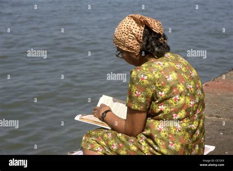 Parsi Zoroastrian Woman Praying To Sea Parsi Gate Marine Drive On