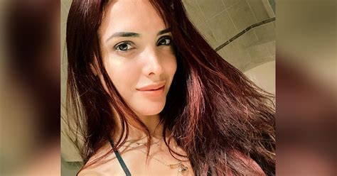 Rosángela Espinoza y el bikini verde jade con bordados a crochet que usa desde Cancún