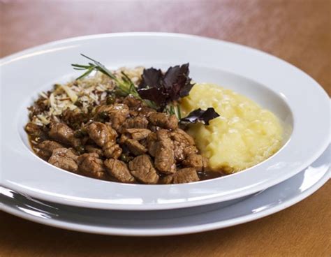 Picadinho de picanha purê de mandioquinha e farofa de banana Vai