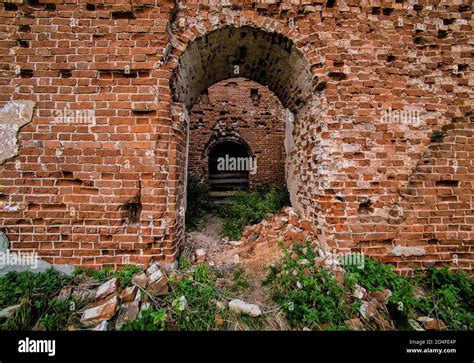 Arched Entrance To The Old Destroyed Brick Building Stock Photo Alamy