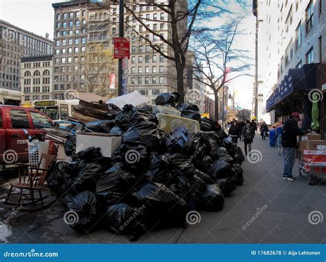 Pila De Basura En La Calle En New York City Foto De Archivo Editorial