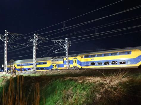 Drammatico Incidente Nei Paesi Bassi Treno Deraglia Un Morto E Decine