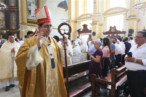 Fotos Decenas De Feligreses Asisten A La Misa Crismal En La Catedral