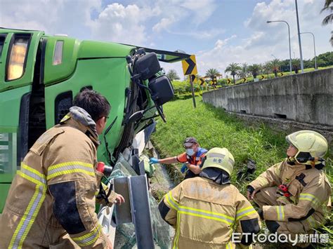 快訊／新營交流道水泥車翻覆 駕駛夾困「頭部變形」當場慘死 Ettoday社會新聞 Ettoday新聞雲