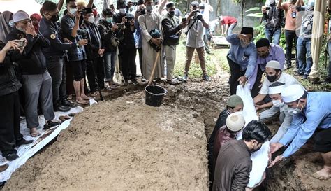 Foto Pemakaman Ustaz Maaher At Thuwailibi Foto Liputan