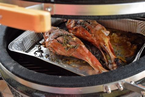 Il Perch Di Un Kamado Barbecue In Una Cucina Professionale