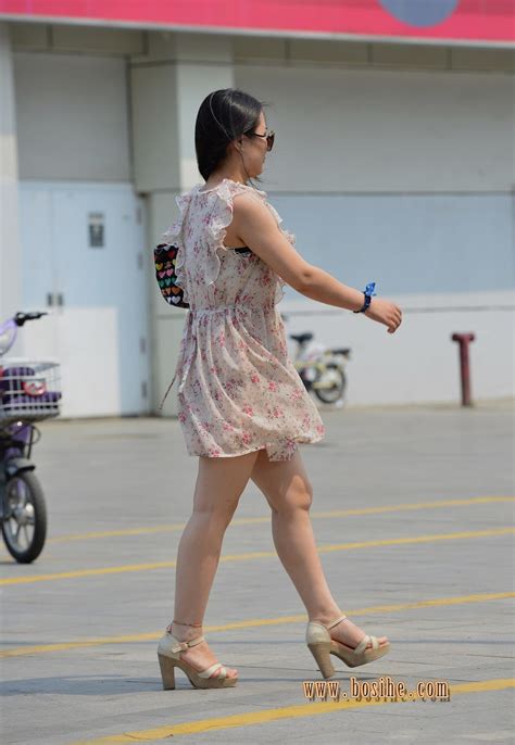 Asia Travel Photography Chinese Street Candid ，milf Flowers Dress Of Chinese Women