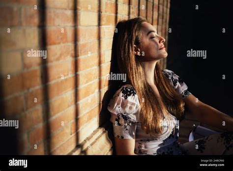 Femme Assise Au Sol Banque De Photographies Et Dimages à Haute