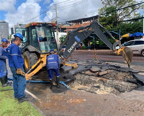 Rompimento De Adutora Abre Cratera Na Pista E Congestiona Tr Nsito Na