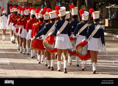 Un Grupo De Ni As Caminando Durante La Celebraci N Del D A De La