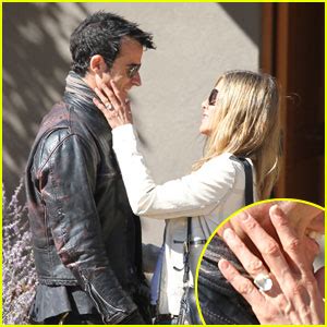 Jennifer Aniston Flashes Engagement Ring with Justin Theroux ...