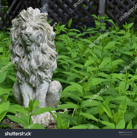 Lion Statue Garden Left Center Stock Photo 669355696 | Shutterstock