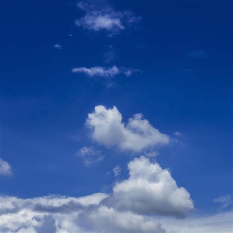 Un Cielo Azul Con Nubes Y Una Nube Blanca Foto Premium