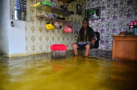 Foto Banjir Menerjang Daerah Di Jawa Tengah Dan Jawa Timur Foto