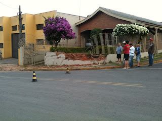 Bom Dia Piedade Caminhão sem freio bate contra grade de uma casa no