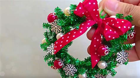 DIY Mini Ornament Wreaths Out Of Pipe Cleaners - DIY Ways