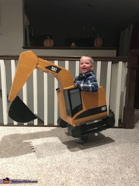 Excavator Costume | Unique DIY Costumes - Photo 5/5