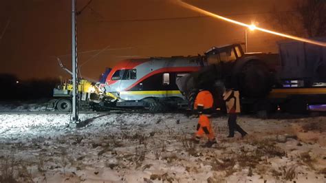 D Wypadek Na Strze Onym Przeje Dzie Kolejowym Poci G Uderzy W Tira