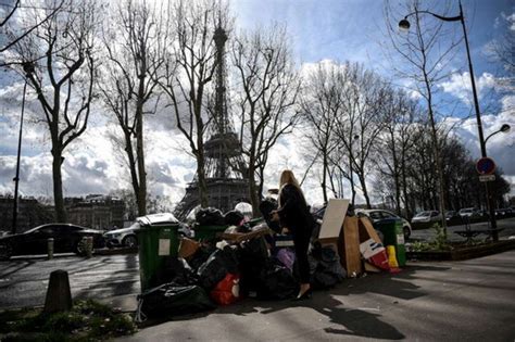 Sciopero Dei Netturbini Strade Di Parigi Sommerse Dai Rifiuti