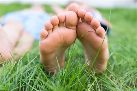 How Children Could Benefit from a Little More Barefoot Play - Garden ...