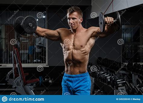 Musculoso Durante El Entrenamiento En El Gimnasio Imagen De Archivo