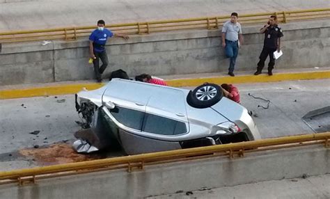 Volcadura En Puente Bicentenario De Acapulco Deja Un Muerto Y Un Herido