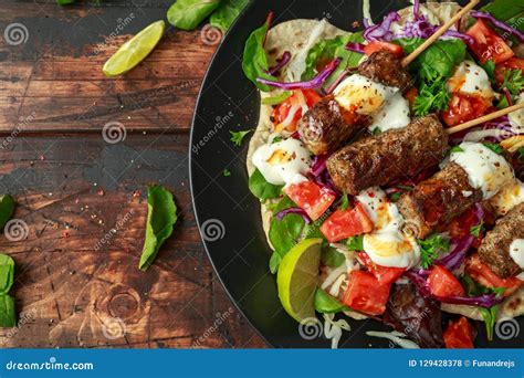 Para Los Kebabs De La Menta Con Flatbread La Mezcla De Verduras La