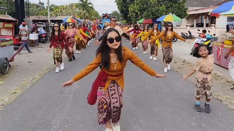 Kebaya Orange Semakin Terdepan Karnaval Ngaglik Srengat Blitar