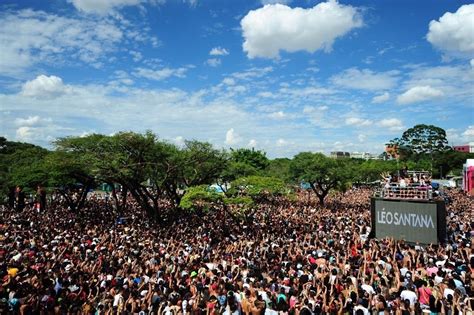 Léo Santana estreia no Carnaval de SP e pede votos para o Troféu