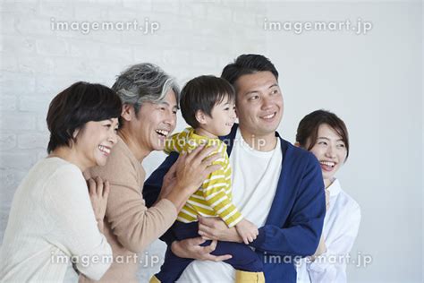 笑顔の日本人の三世代家族の写真素材 [129308144] イメージマート