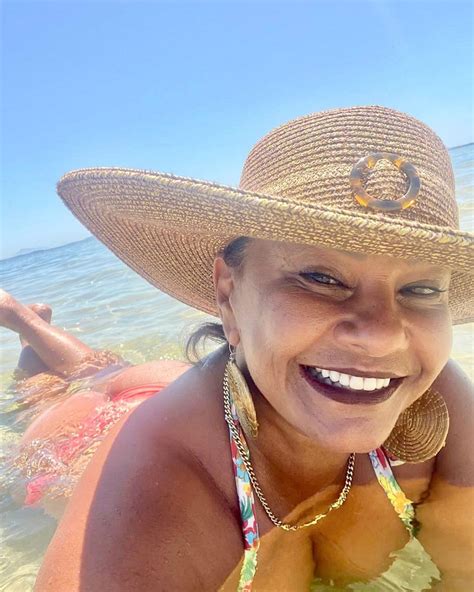 Aos 64 anos Solange Couto curte praia biquíni fio dental O mar