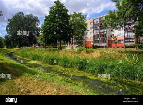 Stendal Deutschland 05 Juli 2022 Uchte fließt an Gebäuden in