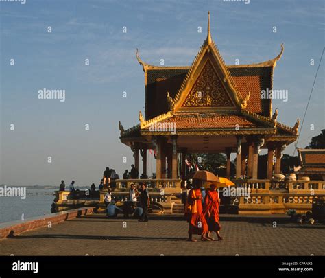 Cambodia Phnom Penh Sisowath Quay People Stock Photo Alamy