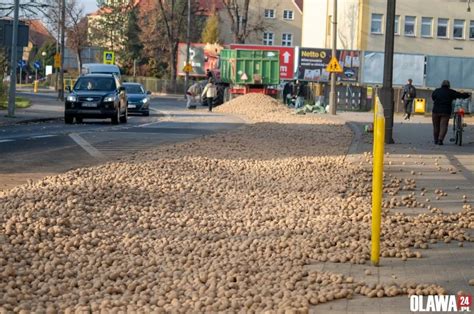 Droga Zasypana Ziemniakami Utrudnienia Na G Wnej Ulicy W O Awie