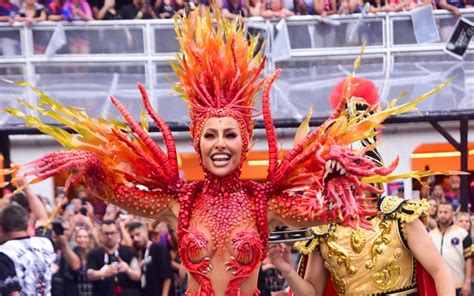 Sabrina Sato Levanta O P Blico No Desfile Da Gavi Es Da Fiel O Dia Na