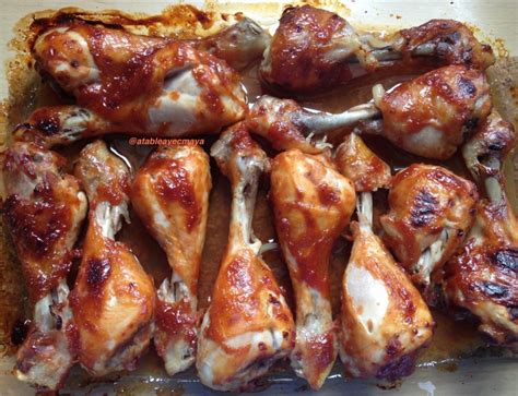 pilons de poulet sauce style bbq  table avec maya