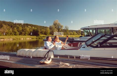 Femme Assise Sur Un Bateau De Luxe Banque De Photographies Et Dimages