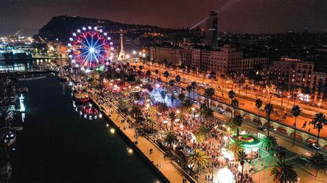 La feria de Navidad de Barcelona con una gran noria y el hinchable más