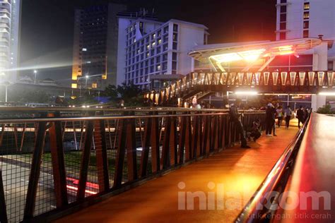 Foto Gemerlap Lampu Jpo Phinisi Jembatan Kekinian Nan Instagramable