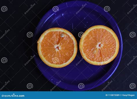 Las Dos Mitades De La Naranja En Una Placa Azul Aliste Para Juicing