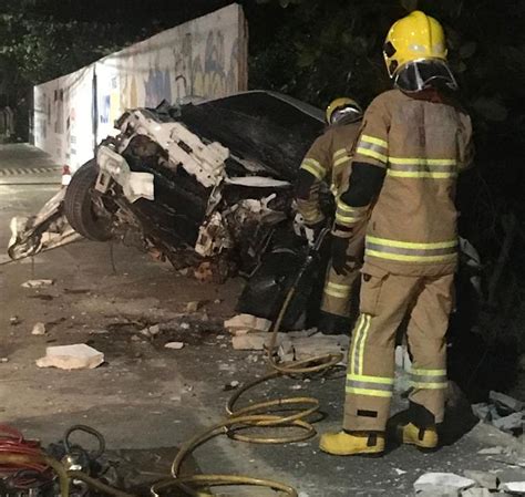 Motorista morre e passageira fica ferida após carro bater contra muro